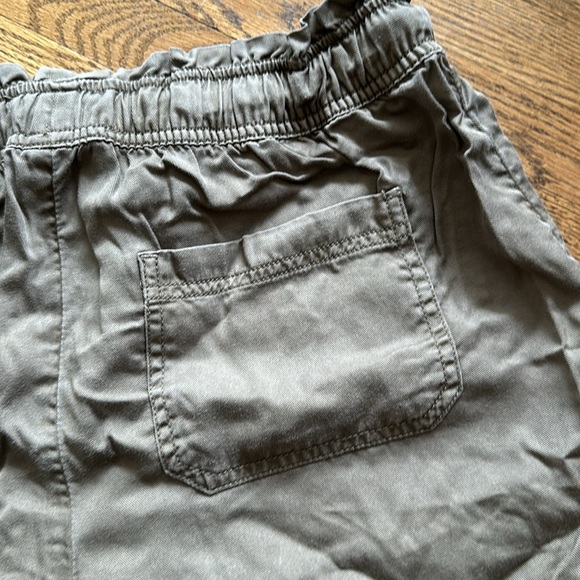 Green shorts.  🌸 3 for $17 - Picture 3 of 3